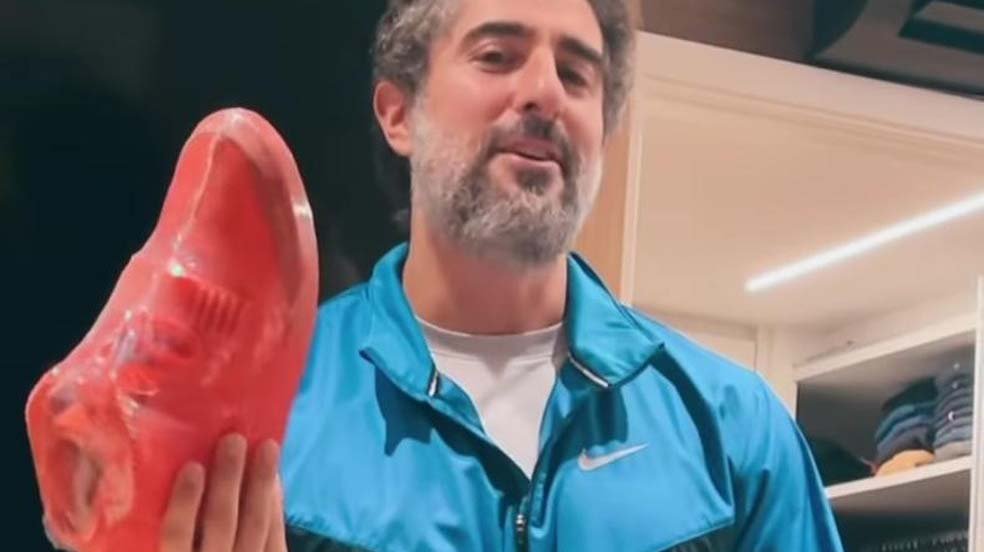 Marcos Mion exibindo tênis vermelho e de 40 milhões de reais