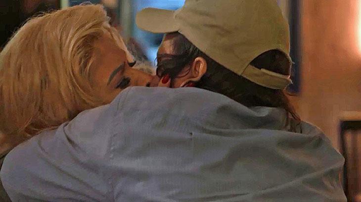Marcos e Robério se beijam