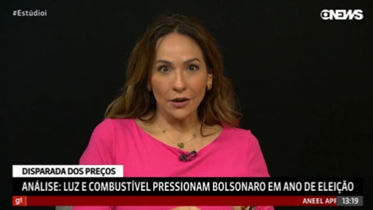 Maria Beltrão de blusa rosa e cabelos soltos no Estúdio i, da GloboNews