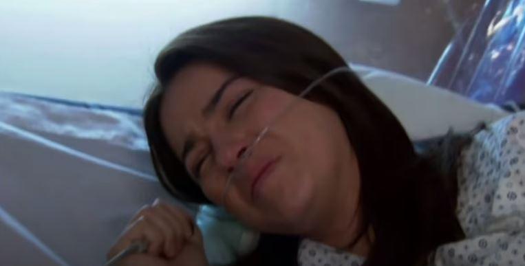 Maria Desamparada chora em quarto de hospital em Triunfo do Amor 