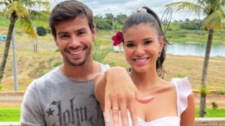 Ao lado de Mariano, Jakelyne Oliveira exibe anel de compromisso