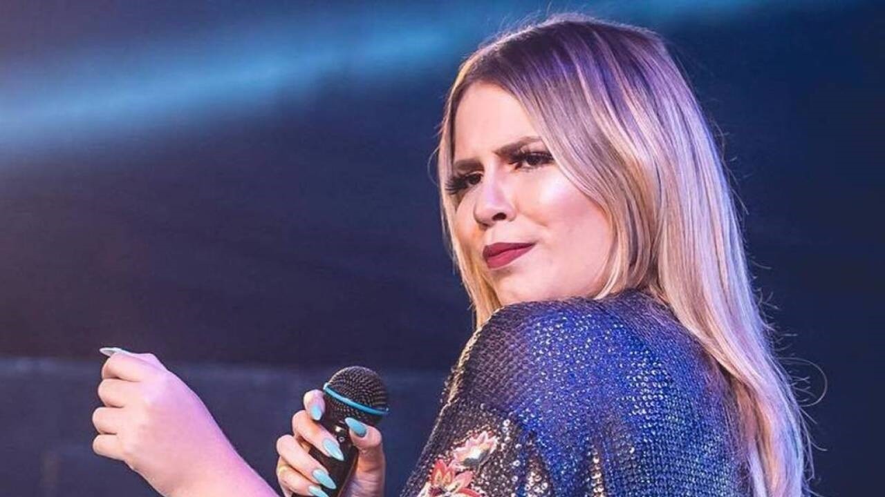 Marília Mendonça cantando em show de perfil