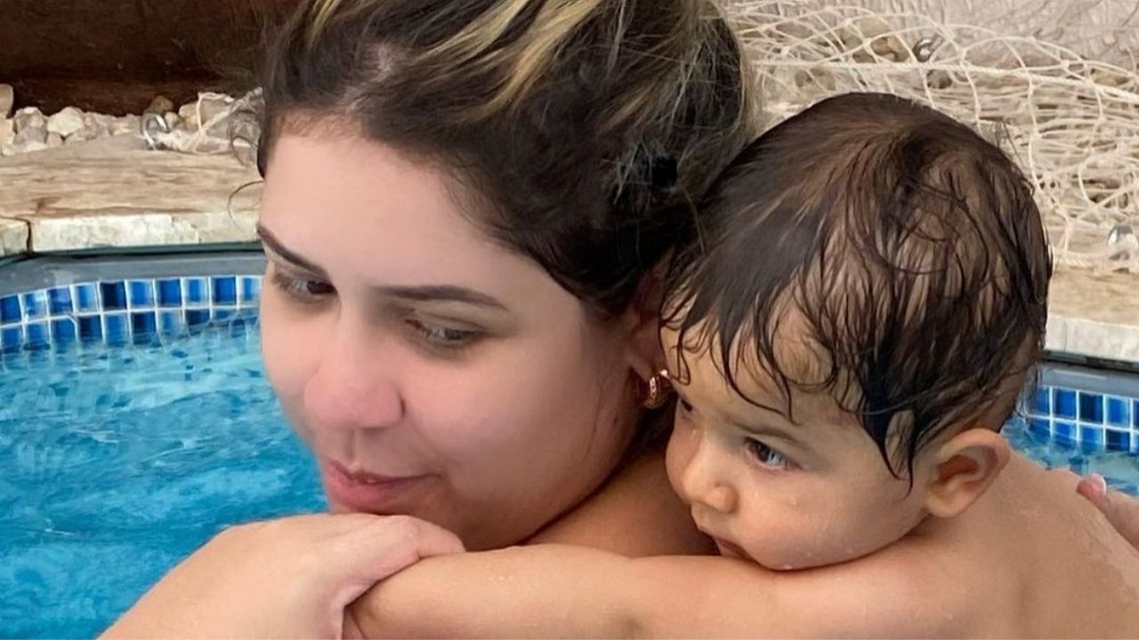 Marília Mendonça na piscina com o filho Leo nas suas costas