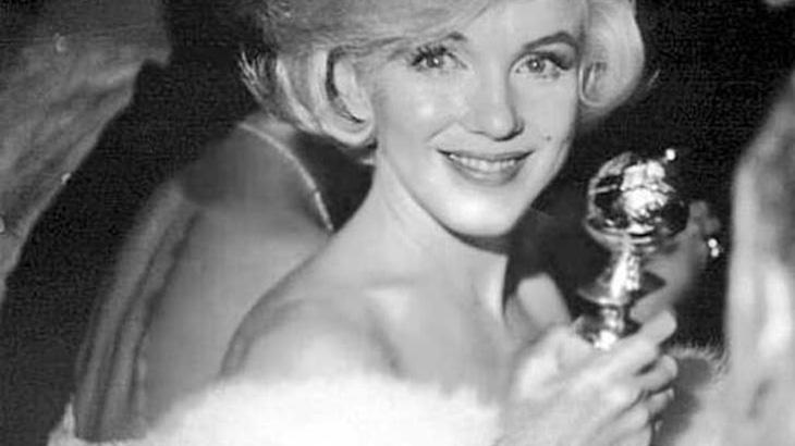 Marilyn Monroe com troféu