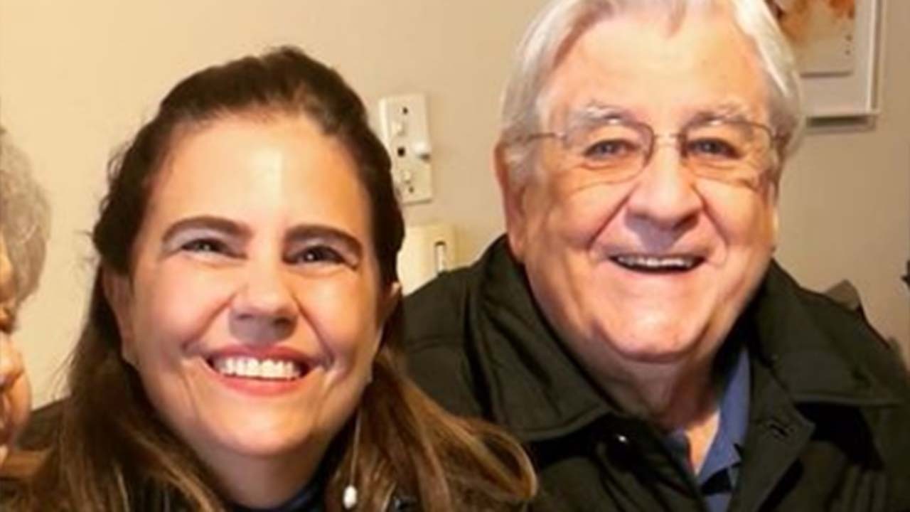 Mayara Magri posada sorridente com Lauro César Muniz