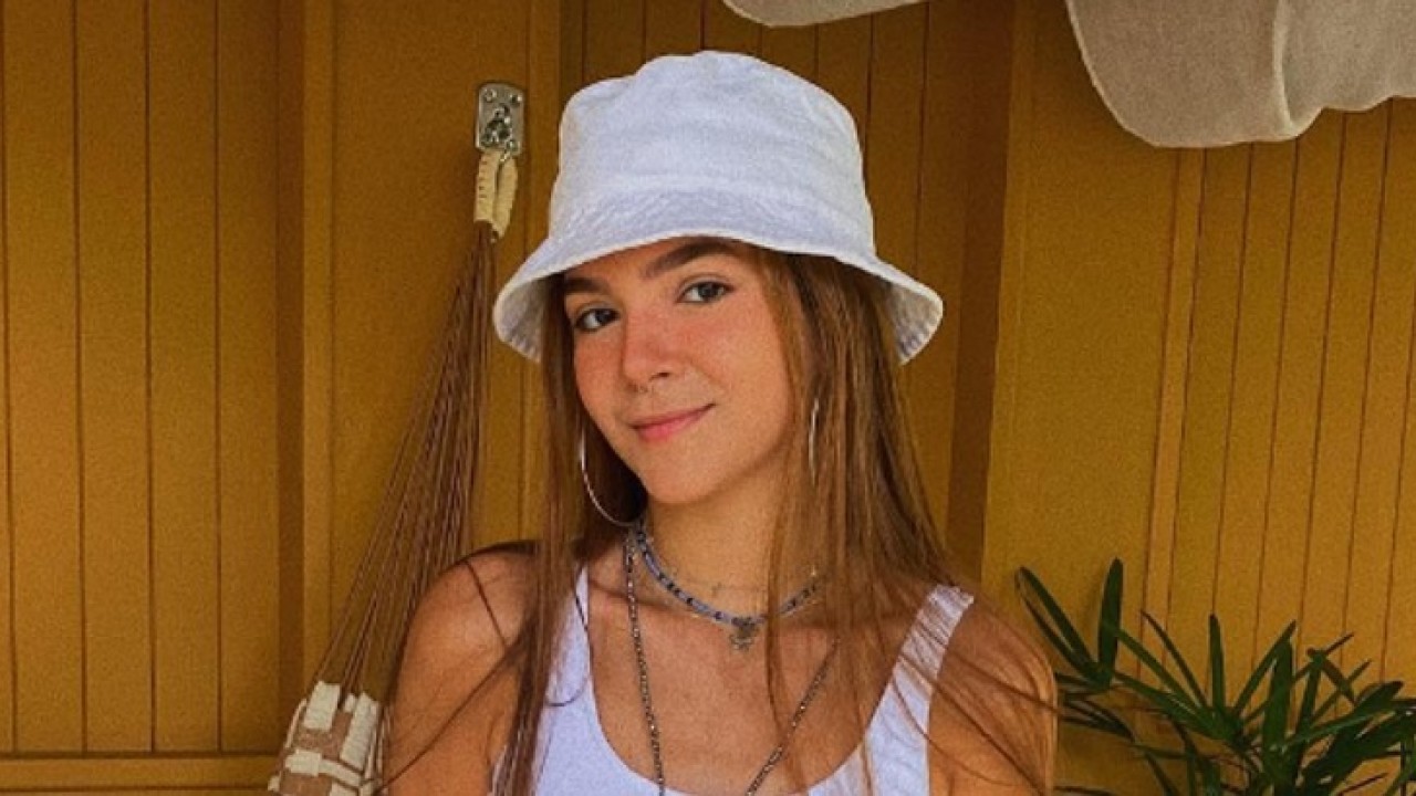 Mel Maia posa de chapéu e regata brancos para foto no Instagram