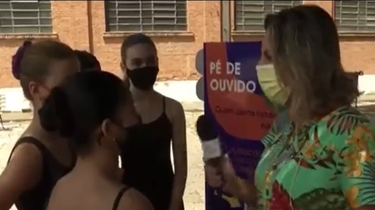 Meninas sendo entrevistada por repórter