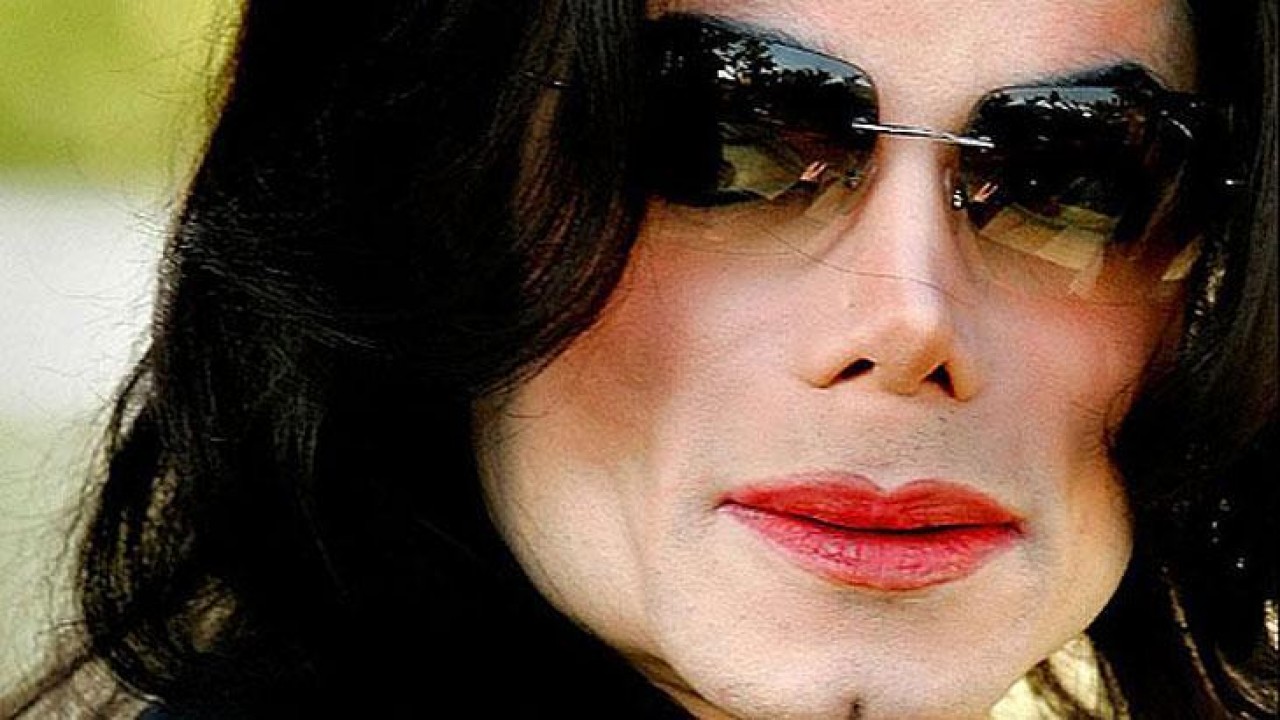 Michael Jackson em foto de óculos escuros e lábios rosa