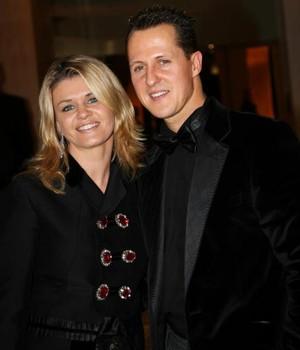 Michael Schumacher continua lutando pela vida, diz esposa