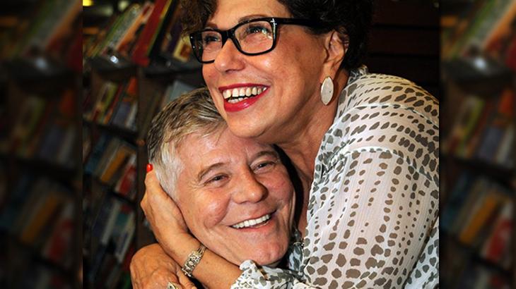 Maria Carmem Barbosa abraçando Miguel Falabella