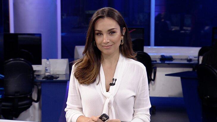 Millena Machado posada na redação do RedeTV!News