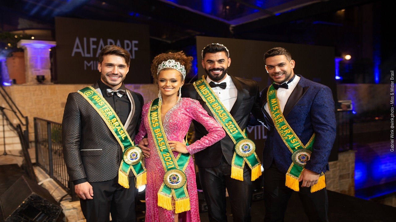 A Miss Alagoas, Elâine Souza e o Mister São Paulo, Bruno Ferraz posam com os embaixadores do concurso Lucas Viana e Caíque Aguiar