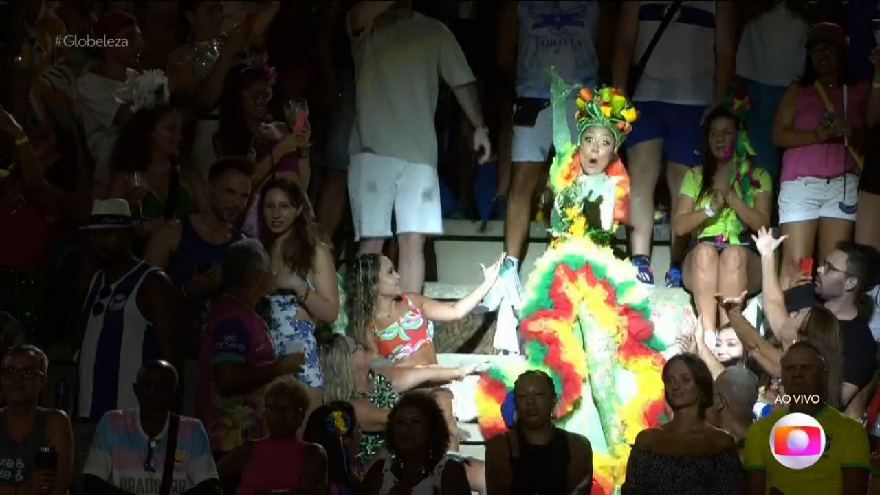 Dançarina de escola de samba na arquibancada do sambódromo do Marquês da Sapucaí
