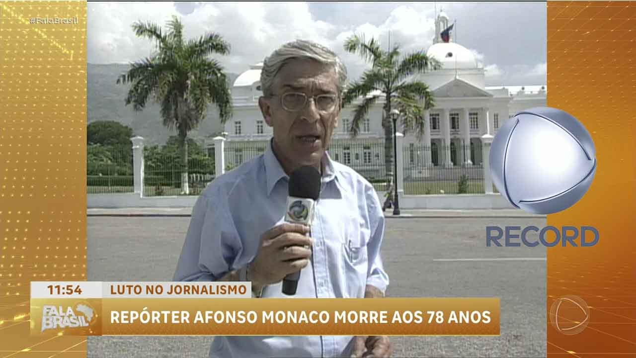 Afonso Monaco segurando microfone com o símbolo da Record
