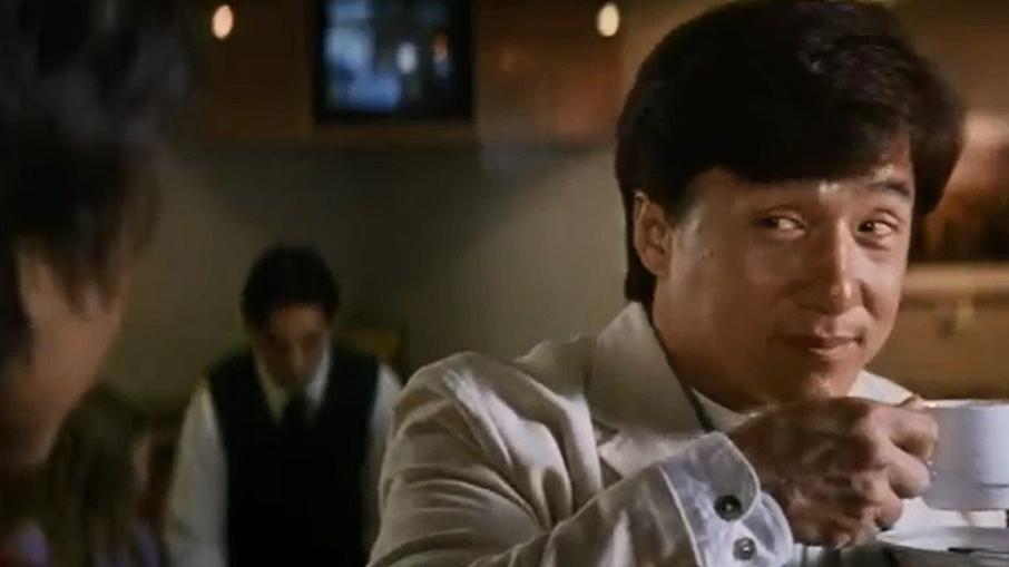 Jackie Chan tomando café em Mr. Nice Guy - Bom de Briga