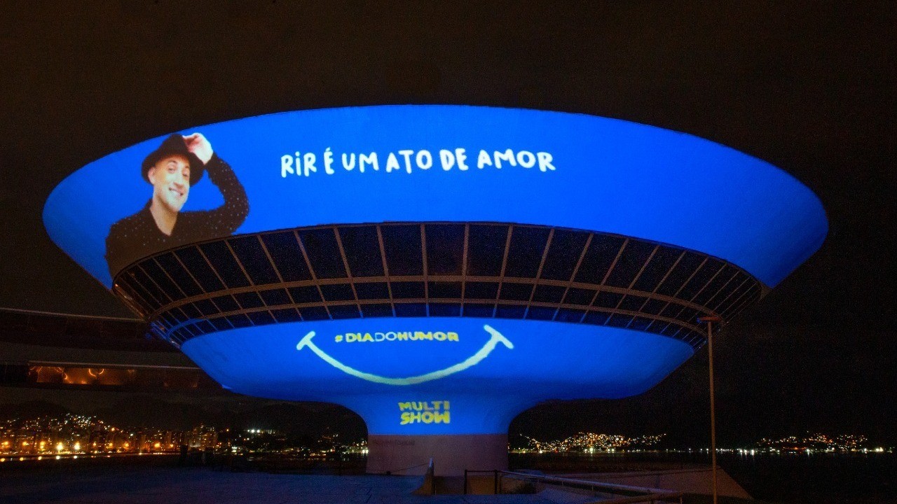 A imagem de Paulo Gustavo estampa a fachada do Museu de Arte Contemporânea, em Niterói