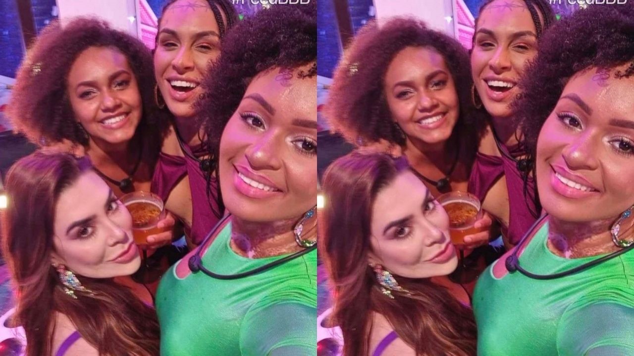 Naiara Azevedo, Jessilane, Linn da Quebrada e Natália Deodato posando para selfie