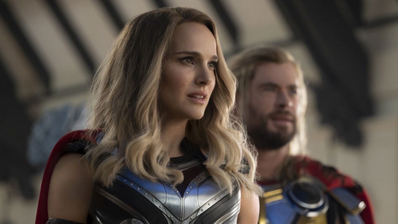 Natalie Portman e Chris Hemsworth em cena de Thor: Love and Thunder (2022)