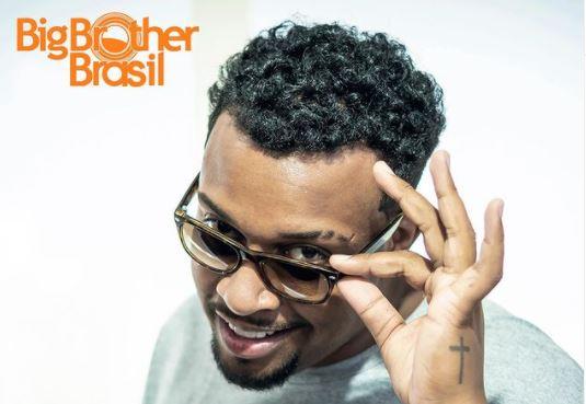 Nego Di posa em foto com logo do Big Brother Brasil