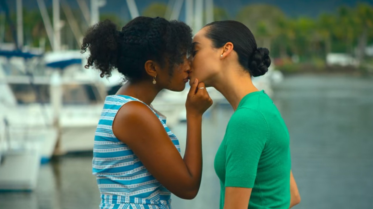 Cena de Clube do Mergulho com duas personagens se beijando