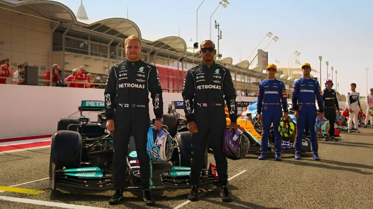 Os pilotos de Fórmula 1 à frente de seus carros, em pôster de Drive to Survive