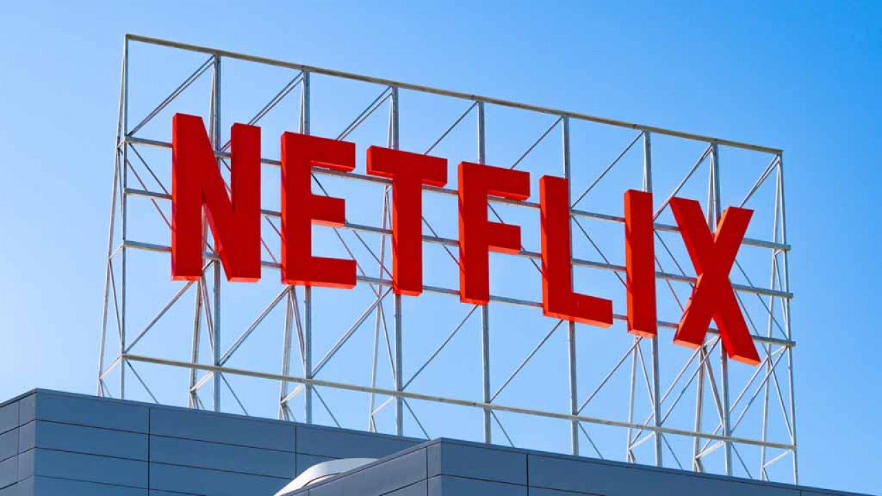 Logo da Netflix em um grande outdoor