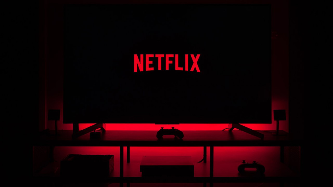 Logo da Netflix em sala