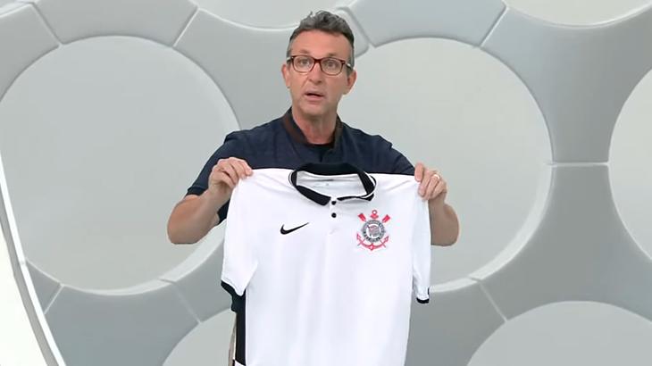 Neto exibe nova camisa do Corinthians