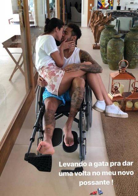 Neymar dá \"carona\" para Bruna Marquezine em cadeira de rodas