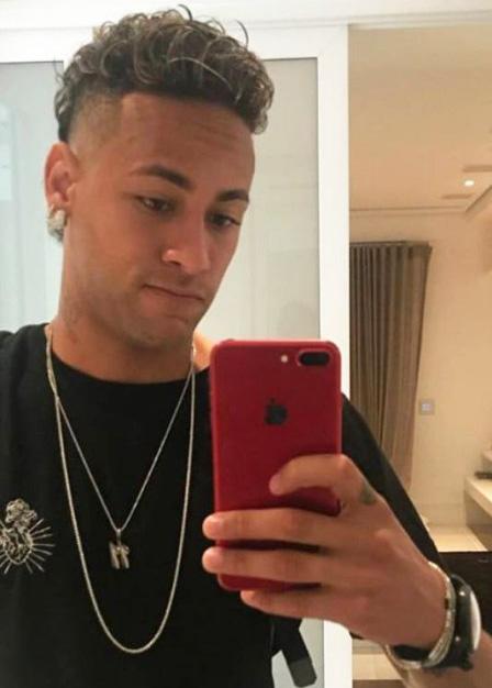 Neymar abandona visual que virou piada para se reapresentar ao Barcelona