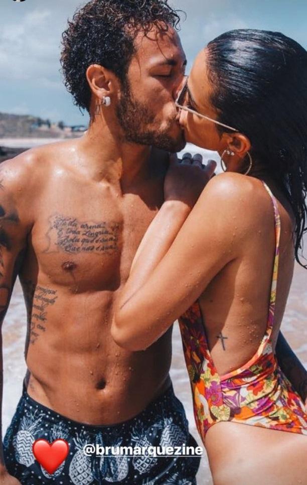 Neymar posta foto dando beijo \"caliente\" em Bruna Marquezine
