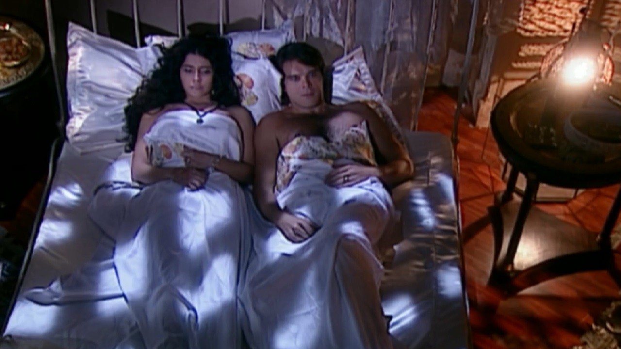 Giovanna Antonelli e Dalton Vigh como Jade e Said na novela O Clone, em reprise na Globo