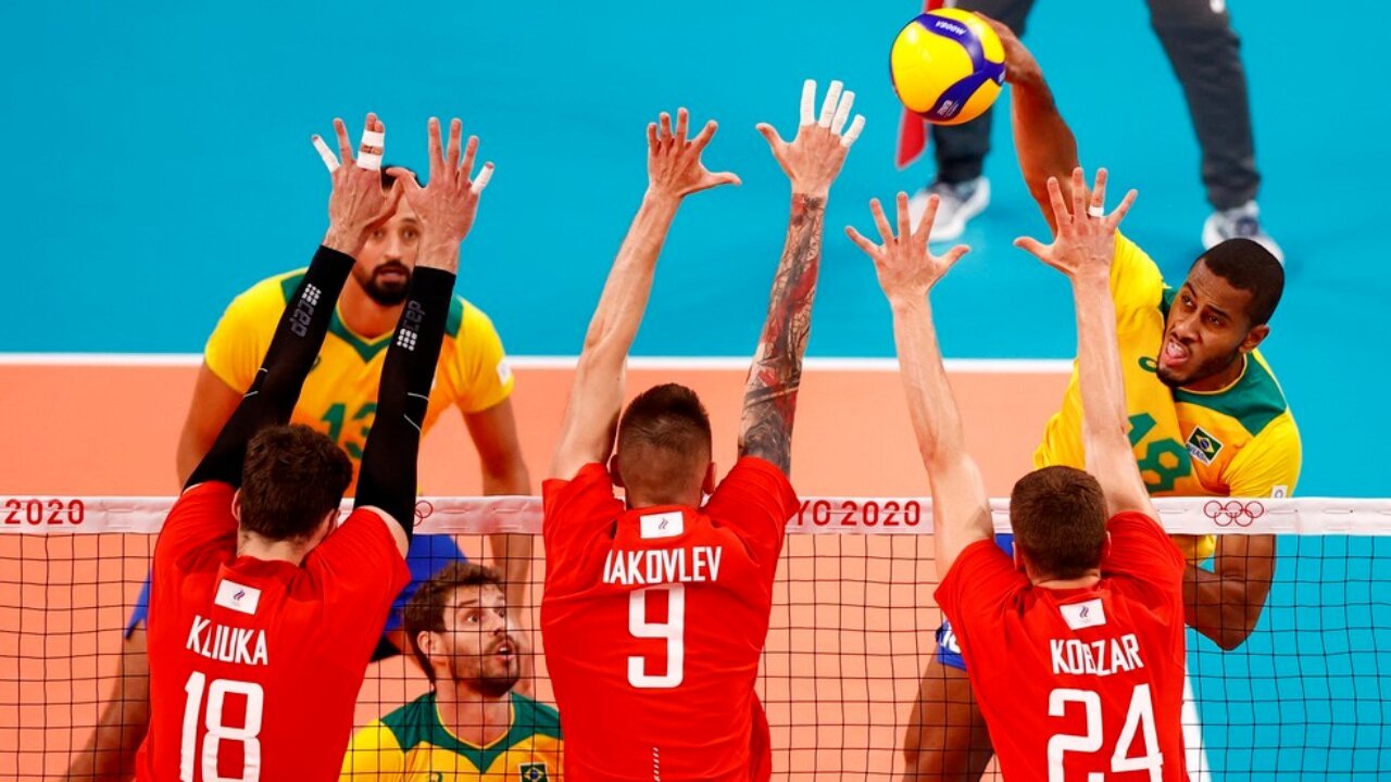 Brasil faz ataque com bola ao tome do Comite Olimpico Russo, que tenta bloquear