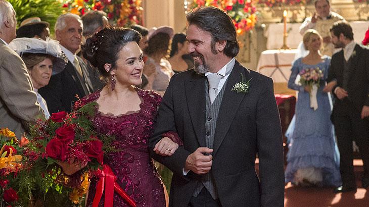 \"Orgulho e Paixão\": Julieta se casa com vestido vermelho ao lado de Aurélio