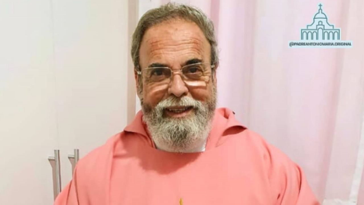 Padre Antonio Maria vestindo batina cor de rosa