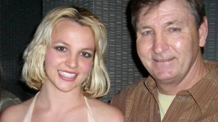 Britney Spears posada com o pai para foto