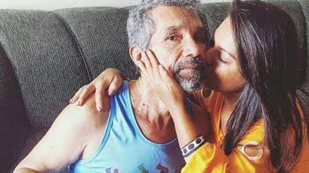 Paulinha Abelha beija o rosto do pai