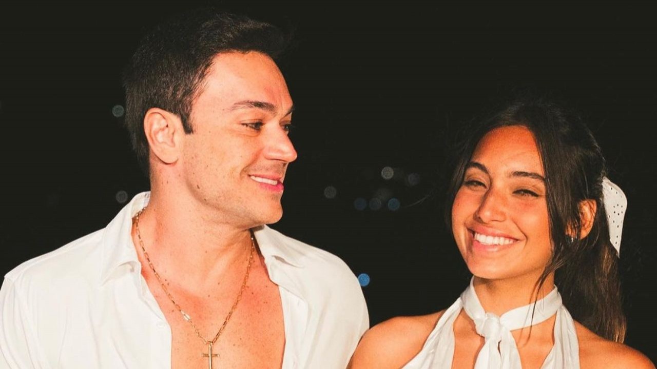 Alisson Ramalho e Vanessa Lopes de roupas brancas, sorrindo, ele olhando pra ela