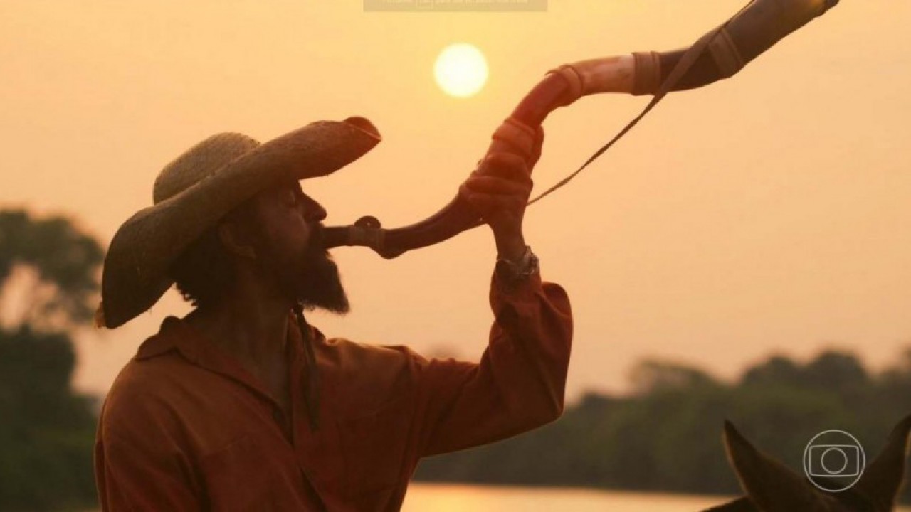 Personagem de Pantanal tocando o berrante