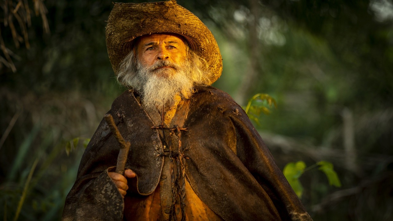 Osmar Prado caracterizado de Velho do Rio, de barba comprida, bigode e cabelo longo e chapéu para a novela Pantanal