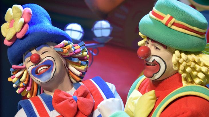 Os palhaços Patati Patatá se apresentam em circo