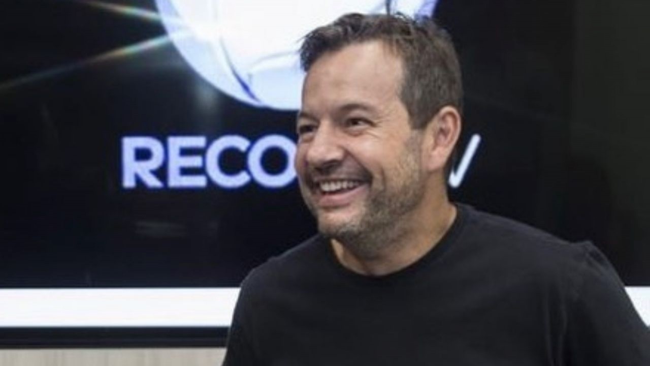 Paulo Franco em foto no Instagram: ele está sentado, de camisa preta e sorri para alguém fora do quadro