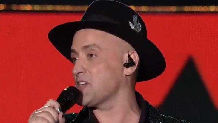 Paulo Gustavo de chapéu e segurando microfone