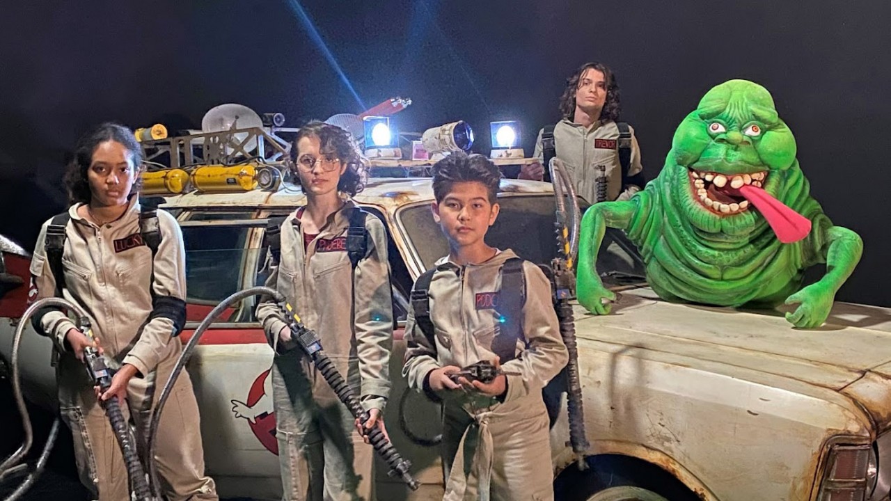 Quatro crianças na pegadinha Ghostbusters do SBT, com carro do filme e geleia verde
