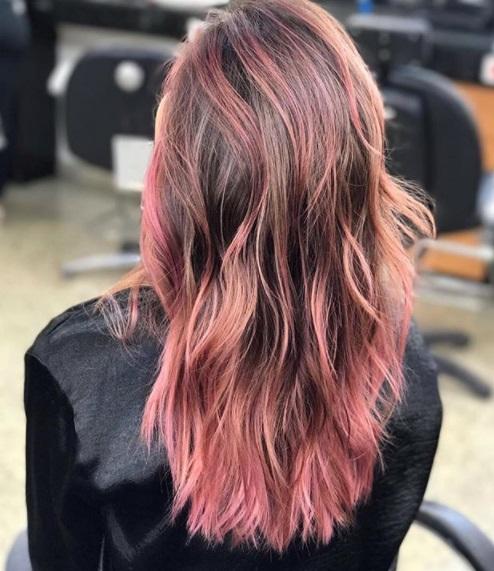 Pérola Faria muda o visual e deixa o cabelo rosa para \"Apocalipse\"
