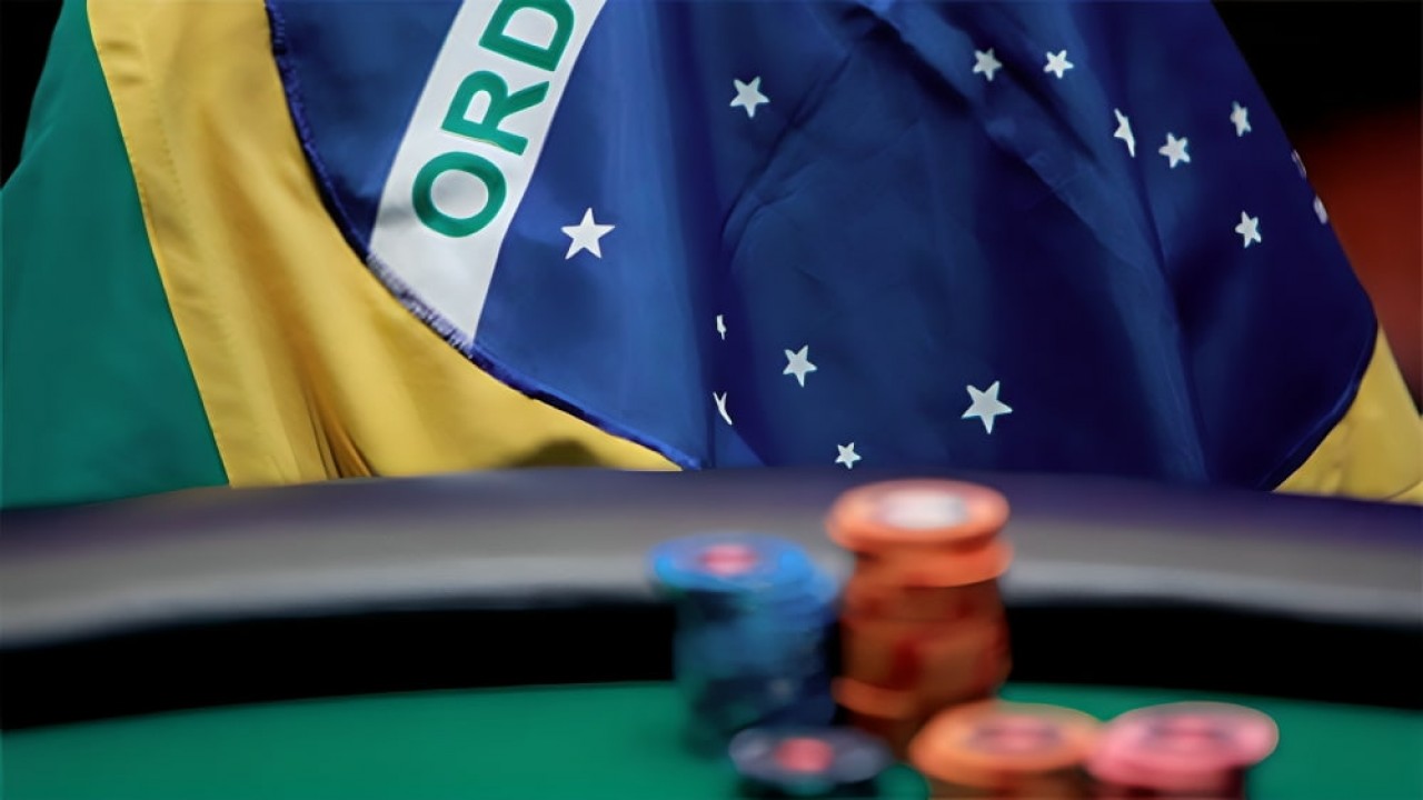 Fichas de pôker e ao fundo a bandeira do Brasil