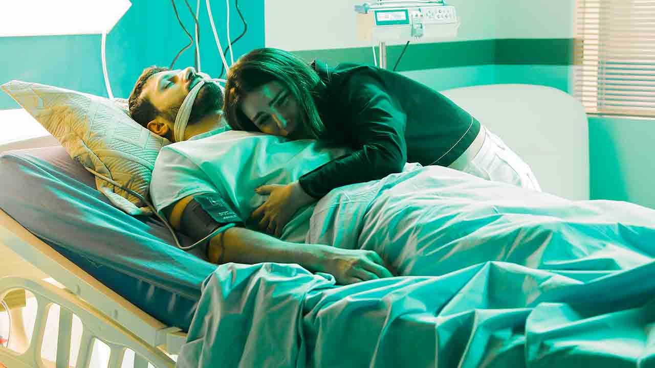 Luísa chora sobre o corpo de Marcelo no hospital
