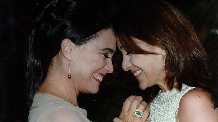 Regina Duarte e Gabriela Duarte com os rostos colados e sorrindo