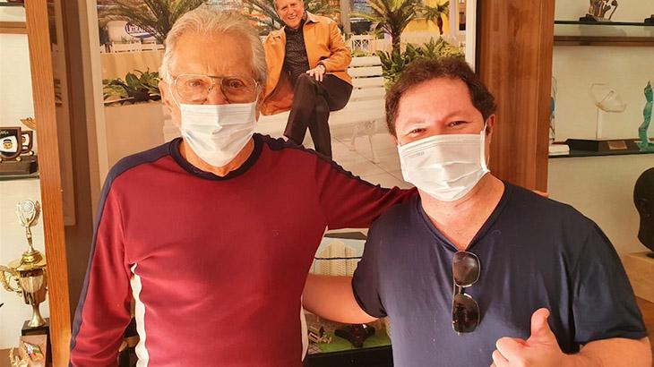 Carlos Alberto grava Praça em casa com atores: \"Volto ao SBT só com vacina\"