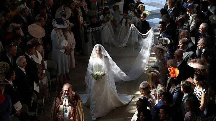 Príncipe Harry e Meghan Markle se casam em uma cerimônia emocionante